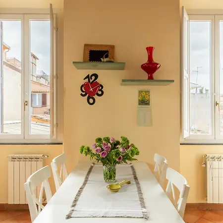 Apartment Iflat Trevi Charm, Elegant & Comfy Escape